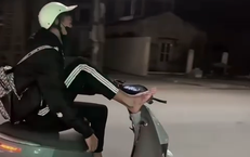 Nam sinh lớp 11 dùng một chân điều khiển xe máy điện trong đêm