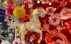 Đồ trang trí Tết vào mùa, phố phường rực rỡ sắc xuân