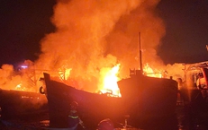 4 tàu cá của ngư dân Quảng Ngãi bốc cháy dữ dội trong đêm