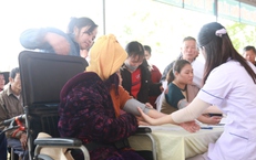 Y, bác sĩ Nghệ An khám bệnh, phát thuốc miễn phí cho bà con vùng khó khăn trước Tết
