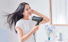 Dùng máy sấy tóc làm ấm cơ thể khi trời mưa rét: Lợi ích và rủi ro cần biết