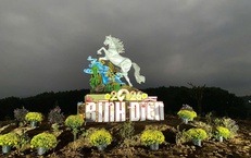 Ngắm linh vật chào Xuân Bính Ngọ 2026 vừa trình làng tại đồi Chuông Gió