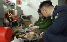 Phát hiện 300 kg giò chả chứa hàn the tại cơ sở trên phố Nguyễn Thiện Thuật, Hà Nội 