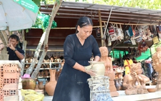 Độc đáo nghề 'làm bằng tay, xoay bằng mông' của người Chăm ở Khánh Hòa