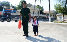 Chiến sĩ quân hàm xanh 15 năm 'gieo chữ' giữa biển trời Tây Nam