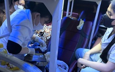 Cán bộ y tế đỡ đẻ thành công cho sản phụ mang song thai trên xe khách