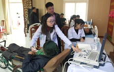 Bệnh viện Nội tiết Nghệ An khám bệnh, tặng quà tri ân người có công