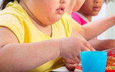 Bé 5 tuổi béo phì có nên giảm ăn, bỏ bữa sáng không?