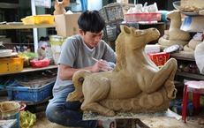 Làng gốm 500 năm tuổi tất bật vào mùa làm linh vật ngựa