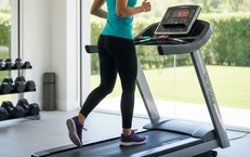 Chạy bộ ngoài trời hay trên máy giúp giảm cân hiệu quả hơn?