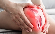 Đau đầu gối khi đứng lên, ngồi xuống có đáng lo?