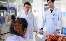 Kíp bác sĩ xuyên đêm lên đường cứu sống sản phụ nguy kịch ở vùng biên