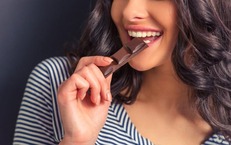 Lý do dâu tây và sô cô la đen là món ăn nhẹ lý tưởng giảm đau ngày 'đèn đỏ'