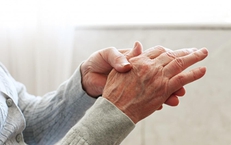 Vì sao các bệnh xương khớp thường nặng hơn khi thời tiết lạnh?