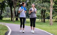 Đi bộ ngoài trời với đi bộ trên máy: Đâu là 'chân ái' cho hành trình giảm cân của bạn?