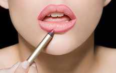 Tạo đường viền môi bằng chì kẻ môi: Bí quyết tạo dáng đôi môi cân đối và quyến rũ