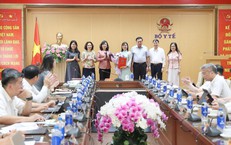 Bộ trưởng Bộ Y tế trao Quyết định điều động, bổ nhiệm Phó Chánh Văn phòng Hội đồng Y khoa Quốc gia