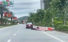 Xử phạt tài xế ô tô kéo lê mái tôn giữa đường ở Quảng Ninh