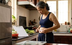 Sau tuổi 50, vì sao bụng chảy xệ dù không tăng cân?