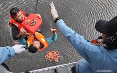 Cận cảnh chiến sĩ diễn tập đu cáp từ trực thăng cứu người giữa biển nước