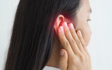 Đau quanh tai suốt thời gian dài, người phụ nữ phát hiện nguyên nhân không ngờ