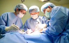 Người phụ nữ ung thư vú tự tin với vòng 1 cân đối sau ca phẫu thuật tạo hình 3 trong 1