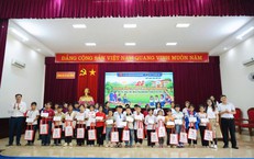 Tiếp sức 506 học sinh nghèo ở Nghệ An trên hành trình đến trường