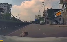 Thót tim khoảnh khắc bé trai băng qua đường bất ngờ