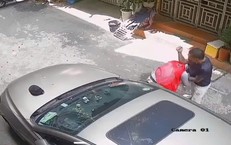 Clip người đàn ông xăm trổ tác động dã man nam shipper ở Hà Nội