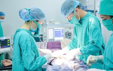 Vượt sóng lớn ra Cô Tô cấp cứu sản phụ có dấu hiệu suy thai