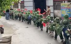 Dàn ‘chiến sĩ nhí’ nối đuôi nhau diễu hành khiến người đi đường thích thú