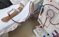 Uống nước ngọt, ăn món khoái khẩu mỗi ngày, nam sinh 14 tuổi suy thận cấp