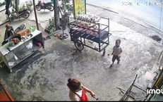 Bé trai quỳ một chân tặng hoa mẹ, khiến dân mạng tan chảy vì quá lịch thiệp