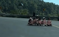 6 người phụ nữ mặc đồng phục ngồi giữa đường đèo Hải Vân chụp ảnh