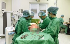 Cứu mẹ con sản phụ mang khối u xơ tử cung lớn