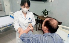 Tự tiêm corticoid chữa vảy nến, người đàn ông suy tuyến thượng thận