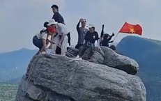 Mỏm đá 'sống ảo' nguy hiểm ở Quảng Ninh bị rào chắn sau clip gây sốc