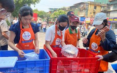 Những người trẻ giữ lửa yêu thương bên bữa cơm 5.000 đồng tới bệnh nhân