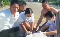 Nghẹt thở cảnh nhân viên y tế ép tim cứu người đuối nước trên thùng xe
