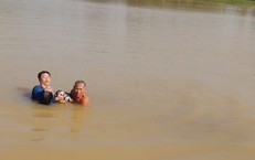  Khoảnh khắc Thượng tá CSGT ở Huế cứu người phụ nữ đang chới với giữa sông Hương