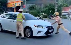 CSGT dừng xe vì chạy quá tốc độ, tài xế ô tô tăng ga bỏ chạy