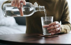 Uống mấy cốc nước mỗi ngày để kiểm soát huyết áp?