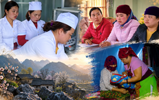 Người đón bình minh giữa núi đá