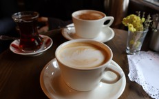 Chuyên gia tiết lộ uống trà hoặc cà phê mỗi ngày tác động thế nào đến thận