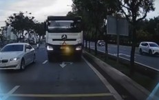 Xe tải 'độ' đèn, bóp còi inh ỏi giữa trung tâm TP.HCM