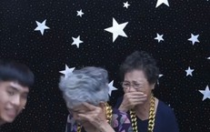 Hai bà cụ lần đầu chụp photobooth, loạt biểu cảm khiến dân mạng thích thú