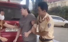 CSGT mở đường khẩn cấp, cứu thai phụ vỡ ối và người bị rắn độc cắn