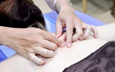 Nhiều du khách nước ngoài tìm đến bệnh viện Việt Nam sau chuyến bay dài