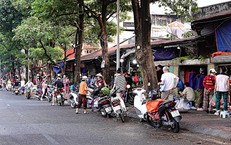 Biển cấm bị phớt lờ, chợ tự phát vẫn họp trên phố Cầu Mới, Đống Đa