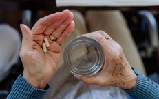 Sau tuổi 65, bổ sung vitamin thế nào để cơ thể khỏe mạnh mà không gây hại?